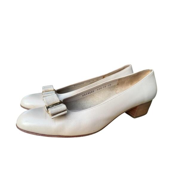 Vintage Salvatore Ferragamo Vara Bow Heel Women size 10 2A Narrow - Picture 2 of 7